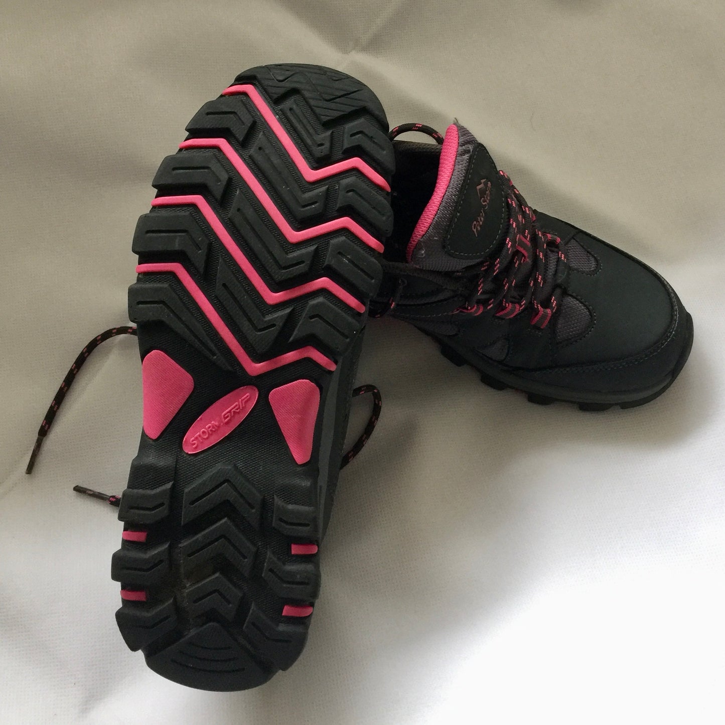 Still Lovable - Trainers showing tread